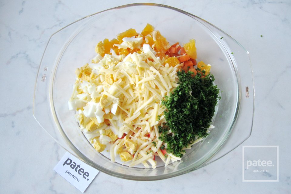 Салат с крабовыми палочками, апельсином и сыром - Шаг 7