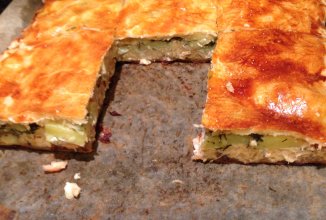 Рыбный пирог из слоенного