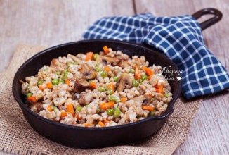 Перловая каша с мясом грибами и овощами