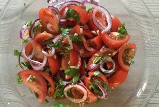 Салат из помидоров с красным луком к мясу