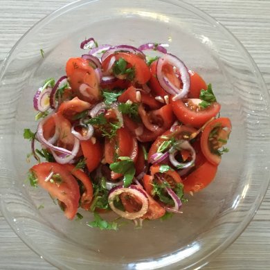 Салат из помидоров с красным луком к мясу