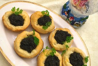 Корзиночки из слоенного теста с чёрной икрой или волованы на скорую руку