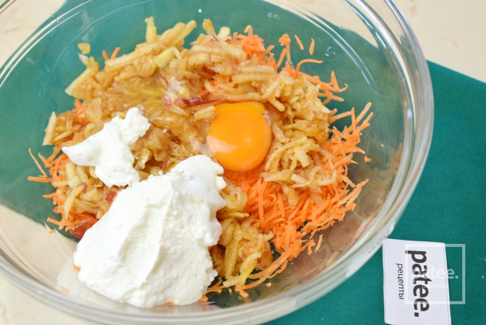 Творожная запеканка с морковью и яблоком - Шаг 4