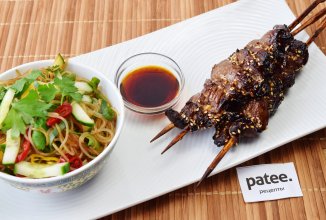 Китайский шашлык из говядины с салатом из лапши