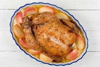 Курица с яблоками в сливочном соусе.