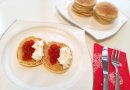 Панкейки с красной икрой и сливочным сыром