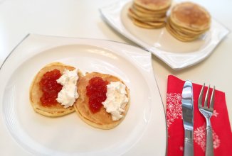 Панкейки с красной икрой и сливочным сыром