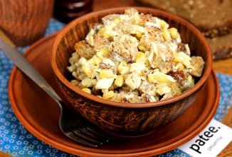 Салат с сухариками и сыром косичка