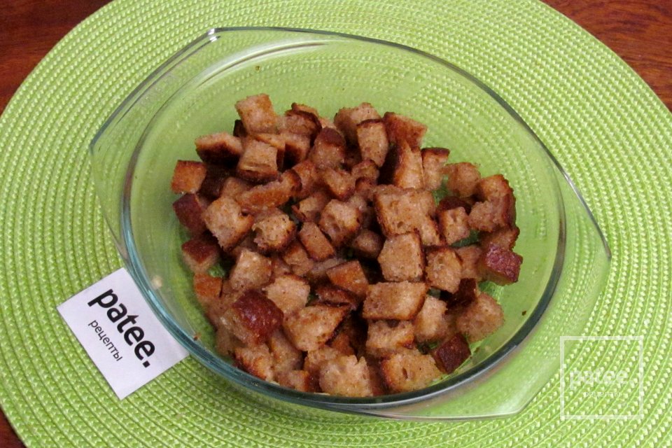 Салат с сухариками и сыром косичка - Шаг 5