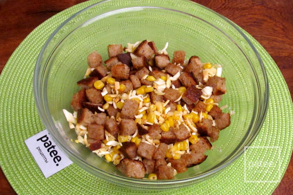 Салат с сухариками и сыром косичка - Шаг 9