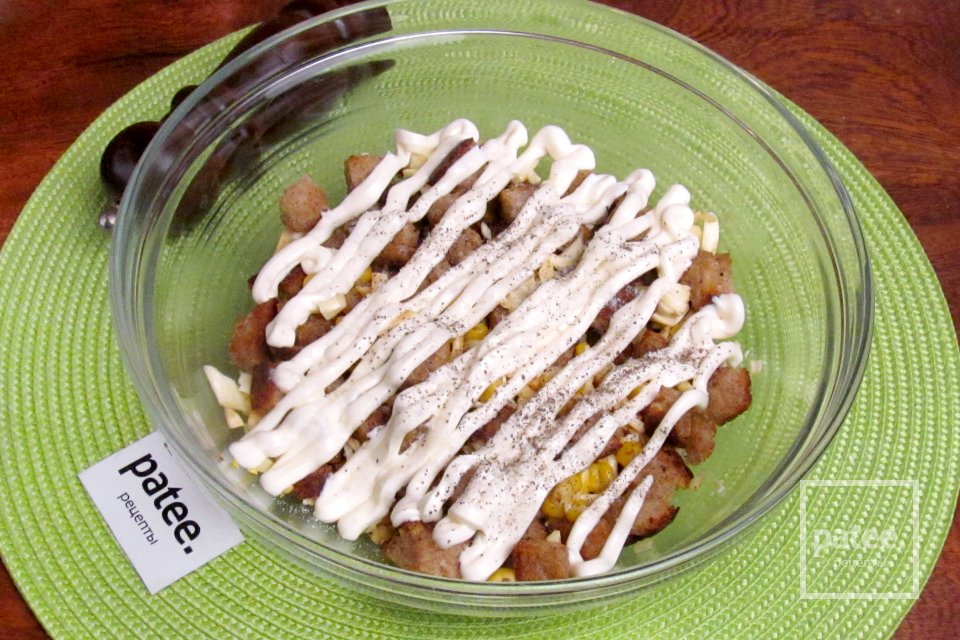 Салат с сухариками и сыром косичка - Шаг 12