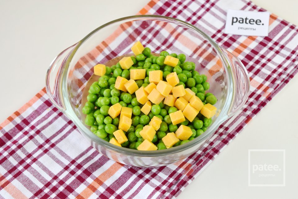 Салат из зеленого горошка с беконом и сыром - Шаг 4