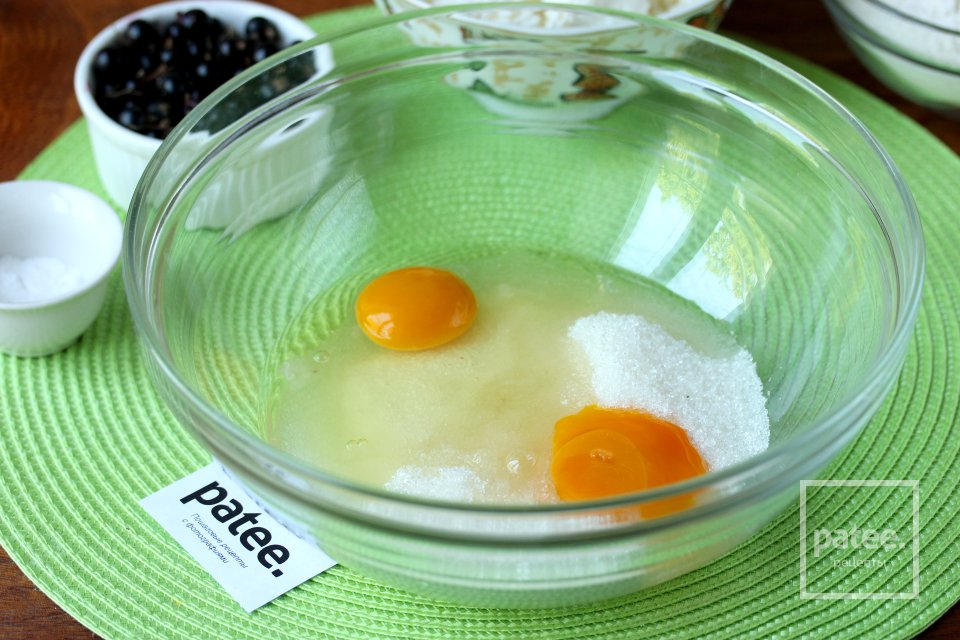 Кексы с творогом, лаймом и чёрной смородиной - Шаг 3