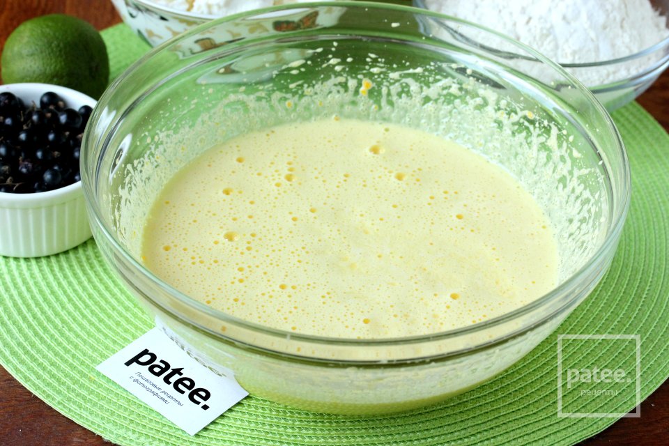 Кексы с творогом, лаймом и чёрной смородиной - Шаг 4