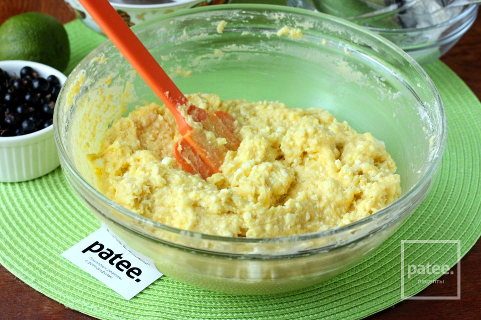 Кексы с творогом, лаймом и чёрной смородиной - Шаг 7