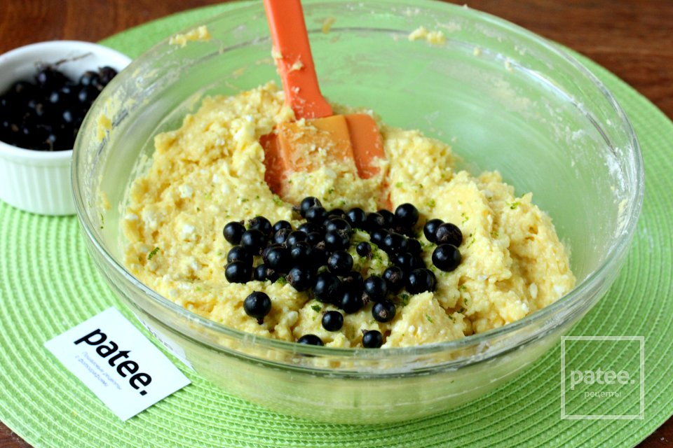 Кексы с творогом, лаймом и чёрной смородиной - Шаг 9