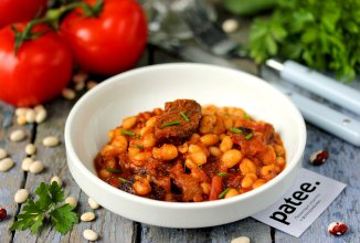 Говядина в томатном соусе с фасолью