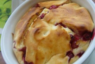 Творожная запеканка с отрубями и вишней