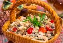 Салат с запеченным куриным филе, блинчиками и грибами