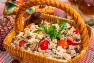 Салат с запеченным куриным филе, блинчиками и грибами