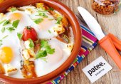 Брынза, запеченная с овощами и яйцами