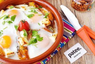 Брынза, запеченная с овощами и яйцами