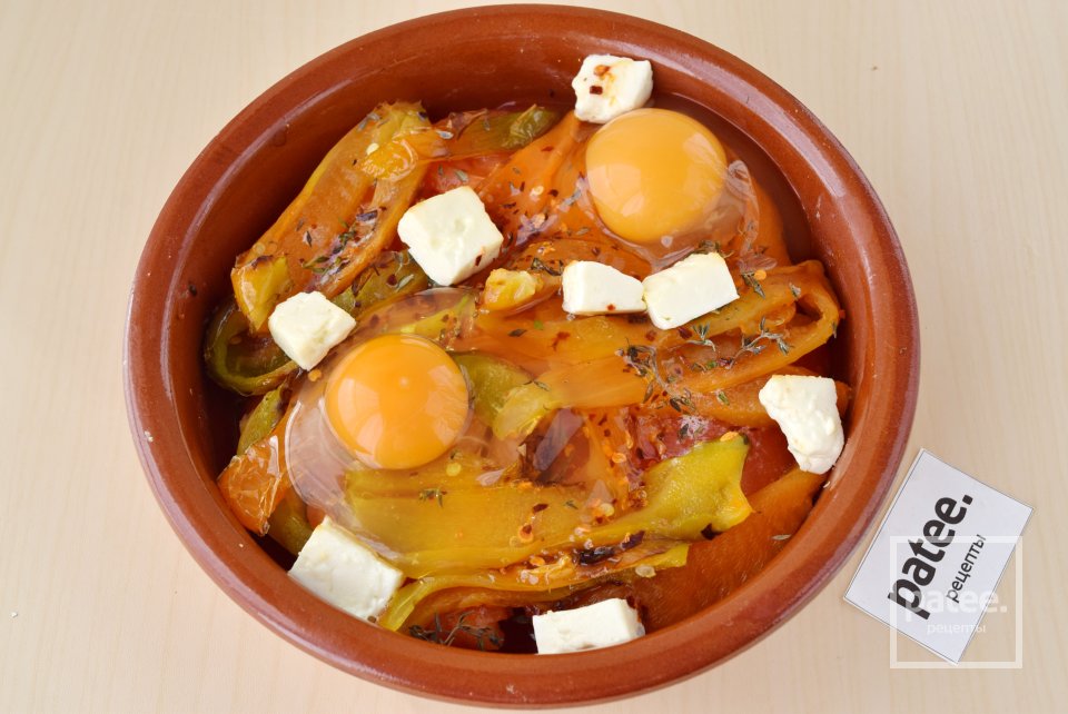 Брынза, запеченная с овощами и яйцами - Шаг 12