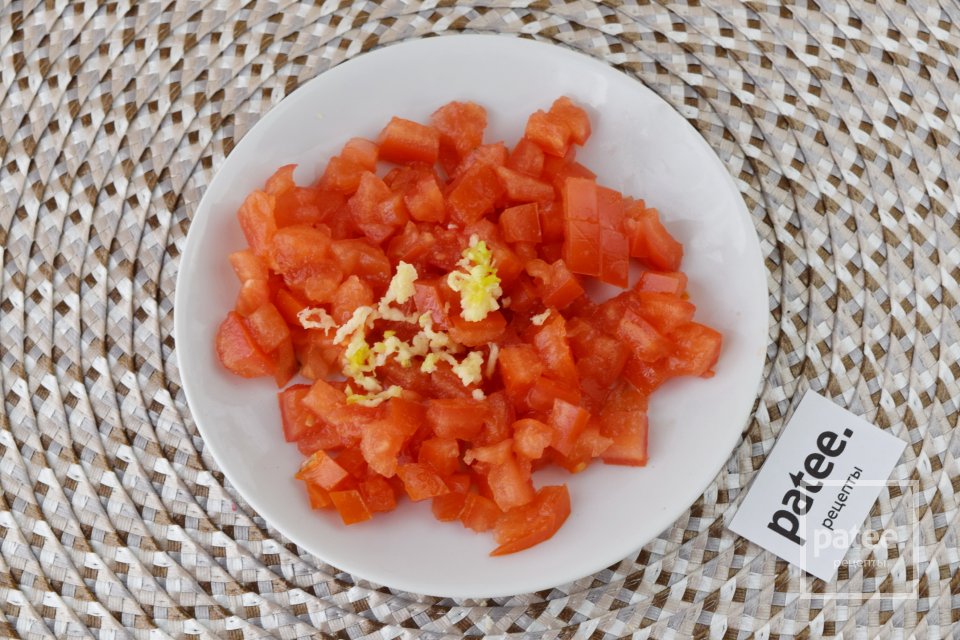 Салат с крабовыми палочками, помидором и сыром - Шаг 3