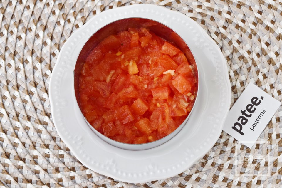 Салат с крабовыми палочками, помидором и сыром - Шаг 4