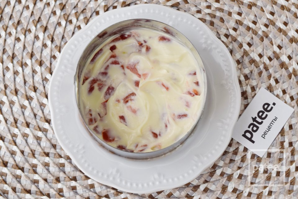 Салат с крабовыми палочками, помидором и сыром - Шаг 5
