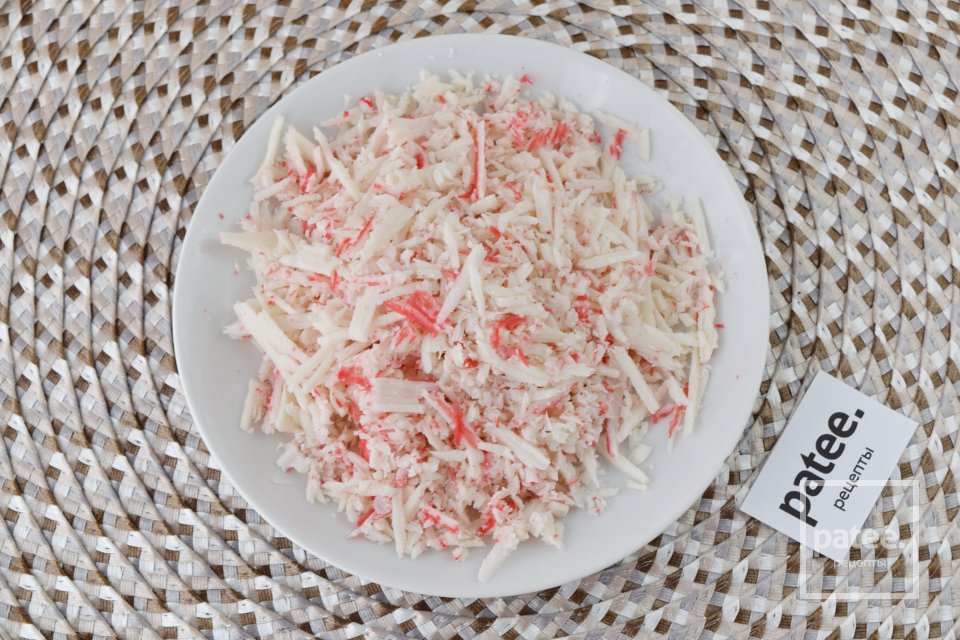 Салат с крабовыми палочками, помидором и сыром - Шаг 6