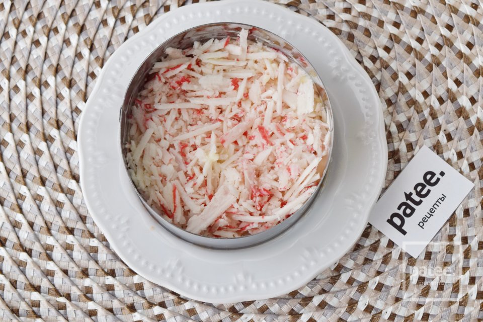 Салат с крабовыми палочками, помидором и сыром - Шаг 7