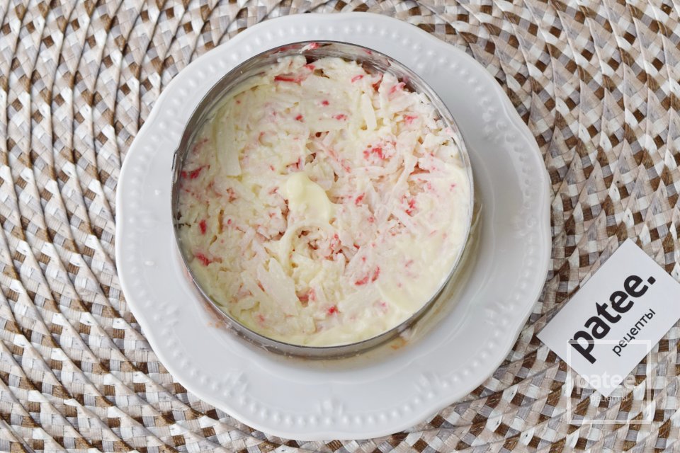 Салат с крабовыми палочками, помидором и сыром - Шаг 8