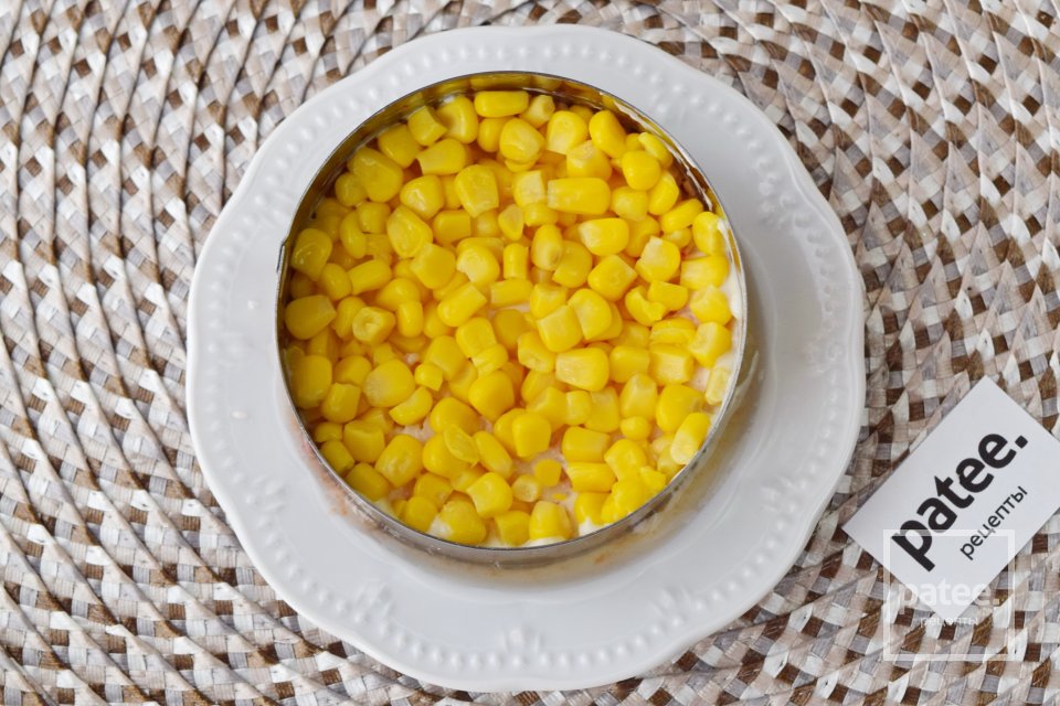 Салат с крабовыми палочками, помидором и сыром - Шаг 9