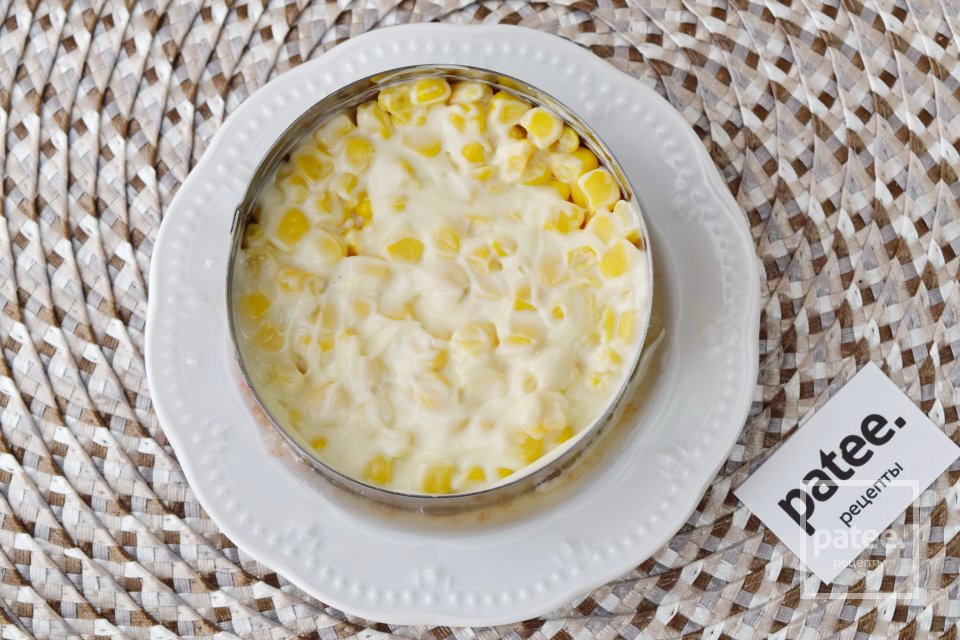 Салат с крабовыми палочками, помидором и сыром - Шаг 10