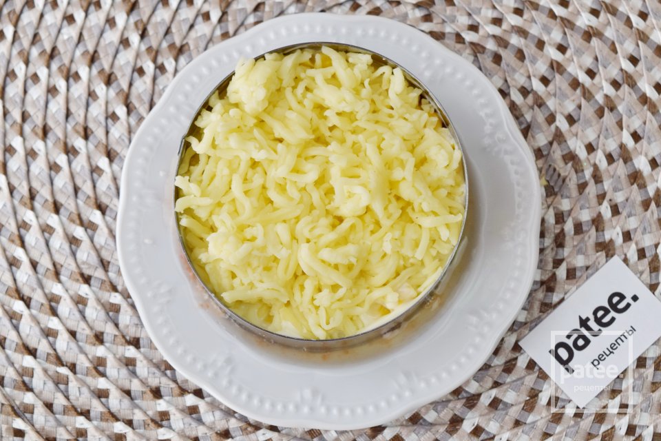 Салат с крабовыми палочками, помидором и сыром - Шаг 12