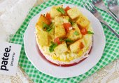 Салат с крабовыми палочками, помидором и сыром