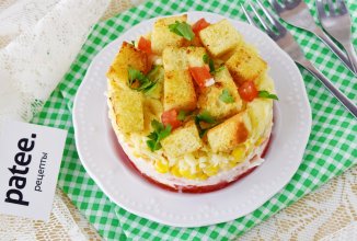 Салат с крабовыми палочками, помидором и сыром