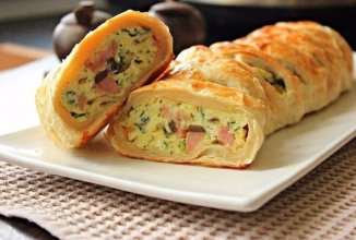 Яичница-болтунья в слоёном тесте