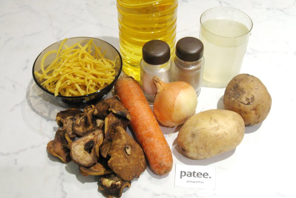 Суп с сухими лесными грибами и лапшой - Шаг 1