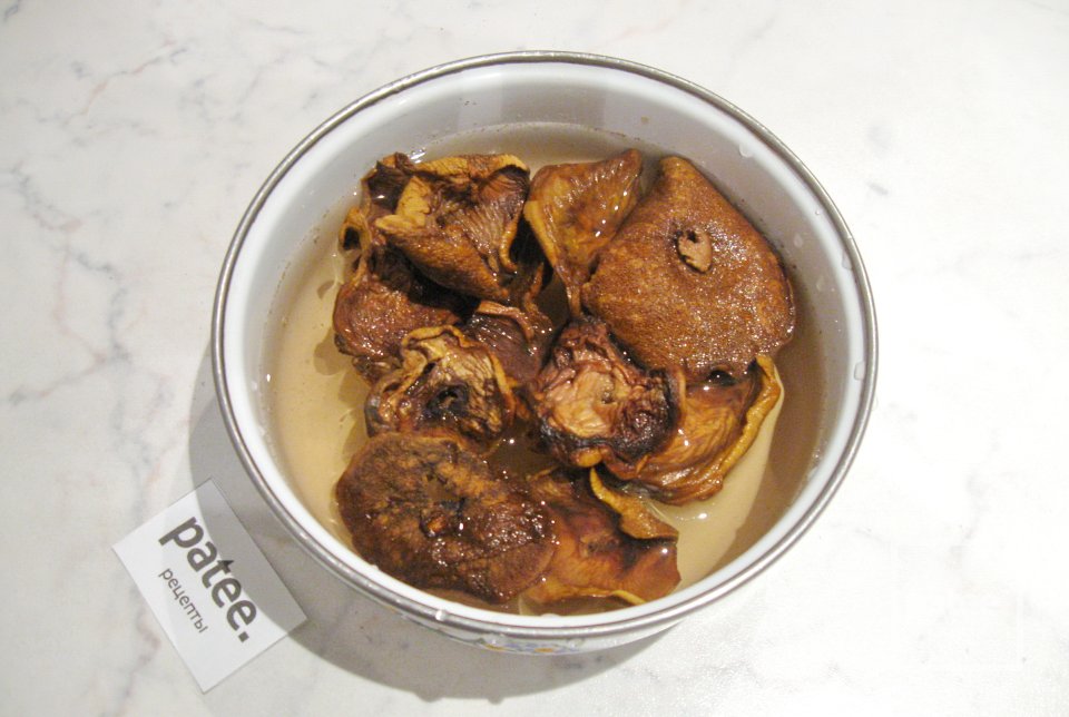 Суп с сухими лесными грибами и лапшой - Шаг 2