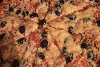 Пицца с курицей.