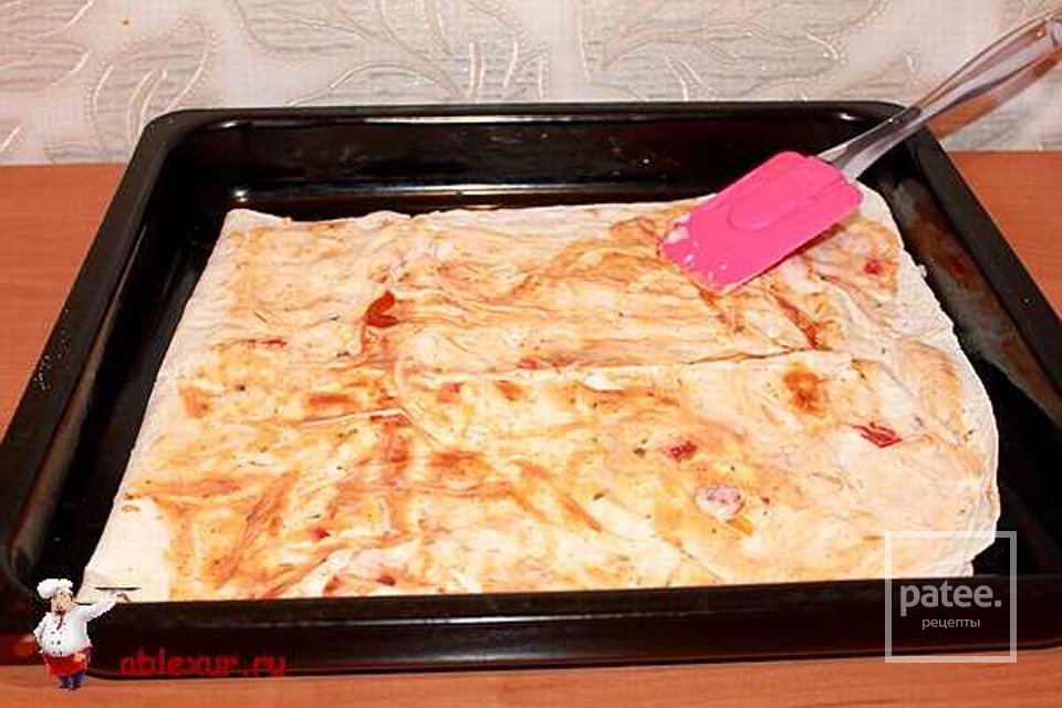 Пицца на лаваше на сковородке. "пицца". Лаваш с сыром на сковороде. Пицца из лаваша в духовке. Рецепт ленивой пиццы на сковороде из лаваша.