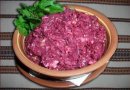 Свекольный салат с сыром и яйцом