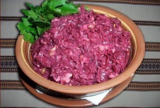 Свекольный салат с сыром и яйцом