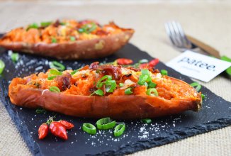 Батат, фаршированный беконом и сыром