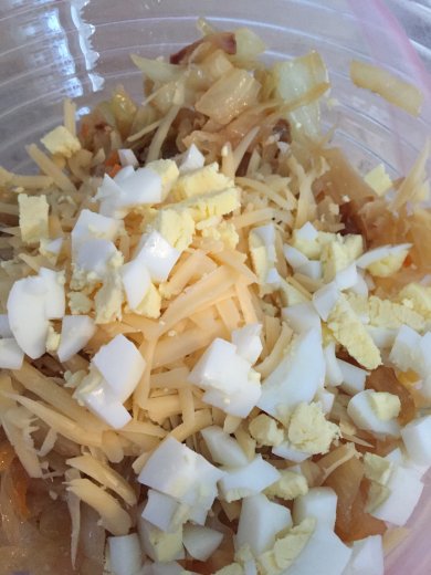 Нежный пирог с капустой, яйцом и сыром - Шаг 3