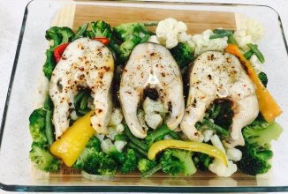 Стейки трески на овощной подушке