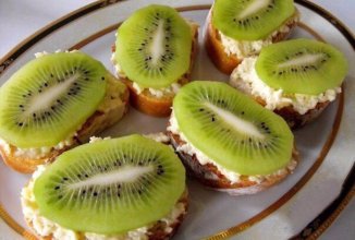 Бутерброд с плавленым сыром чесноком и киви