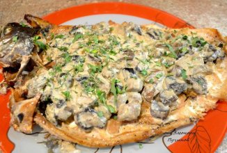 Запечённая горбуша под грибами